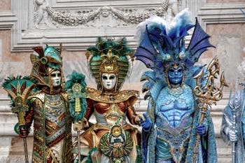 La parade des costumés du carnaval de Venise 2026 devant l'église de San Zaccaria.