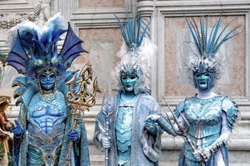La parade des costumés du carnaval de Venise 2026 devant l'église de San Zaccaria.