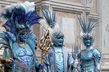 La parade des costumés du carnaval de Venise 2026 devant l'église de San Zaccaria.