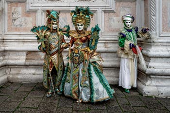 La parade des costumés du carnaval de Venise 2026 devant l'église de San Zaccaria.