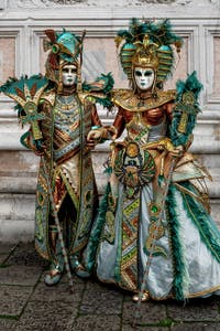 La parade des costumés du carnaval de Venise 2026 devant l'église de San Zaccaria.