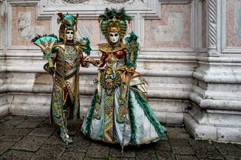 La parade des costumés du carnaval de Venise 2026 devant l'église de San Zaccaria.