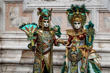 La parade des costumés du carnaval de Venise 2026 devant l'église de San Zaccaria.
