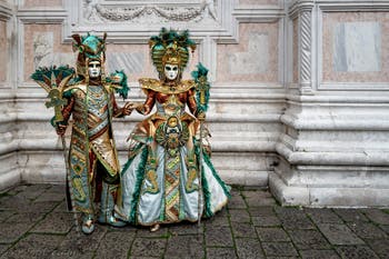 La parade des costumés du carnaval de Venise 2026 devant l'église de San Zaccaria.