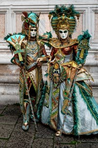 La parade des costumés du carnaval de Venise 2026 devant l'église de San Zaccaria.