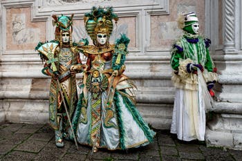 La parade des costumés du carnaval de Venise 2026 devant l'église de San Zaccaria.