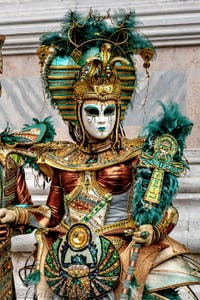 La parade des costumés du carnaval de Venise 2026 devant l'église de San Zaccaria.