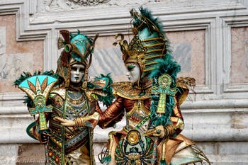 La parade des costumés du carnaval de Venise 2026 devant l'église de San Zaccaria.