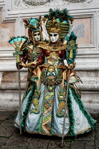 La parade des costumés du carnaval de Venise 2026 devant l'église de San Zaccaria.