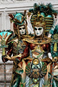 La parade des costumés du carnaval de Venise 2026 devant l'église de San Zaccaria.
