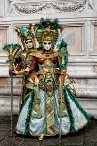 La parade des costumés du carnaval de Venise 2026 devant l'église de San Zaccaria.