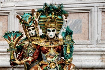 La parade des costumés du carnaval de Venise 2026 devant l'église de San Zaccaria.