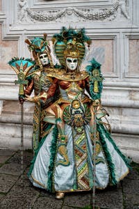 La parade des costumés du carnaval de Venise 2026 devant l'église de San Zaccaria.