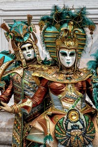 La parade des costumés du carnaval de Venise 2026 devant l'église de San Zaccaria.