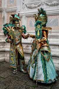 La parade des costumés du carnaval de Venise 2026 devant l'église de San Zaccaria.