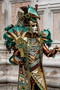La parade des costumés du carnaval de Venise 2026 devant l'église de San Zaccaria.