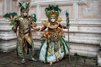La parade des costumés du carnaval de Venise 2026 devant l'église de San Zaccaria.