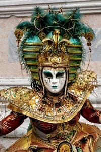 La parade des costumés du carnaval de Venise 2026 devant l'église de San Zaccaria.