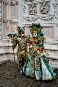 La parade des costumés du carnaval de Venise 2026 devant l'église de San Zaccaria.