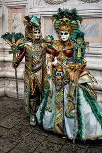 La parade des costumés du carnaval de Venise 2026 devant l'église de San Zaccaria.