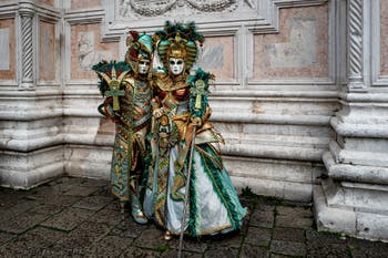 La parade des costumés du carnaval de Venise 2026 devant l'église de San Zaccaria.