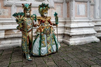 La parade des costumés du carnaval de Venise 2026 devant l'église de San Zaccaria.