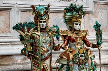 La parade des costumés du carnaval de Venise 2026 devant l'église de San Zaccaria.