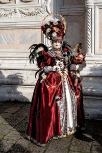 La parade des costumés du carnaval de Venise 2026 devant l'église de San Zaccaria.