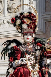 La parade des costumés du carnaval de Venise 2026 devant l'église de San Zaccaria.