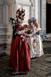 La parade des costumés du carnaval de Venise 2026 devant l'église de San Zaccaria.
