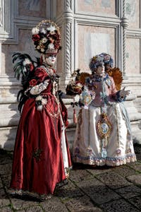 La parade des costumés du carnaval de Venise 2026 devant l'église de San Zaccaria.