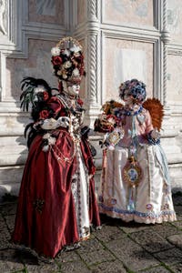 La parade des costumés du carnaval de Venise 2026 devant l'église de San Zaccaria.