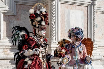 La parade des costumés du carnaval de Venise 2026 devant l'église de San Zaccaria.