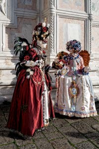 La parade des costumés du carnaval de Venise 2026 devant l'église de San Zaccaria.