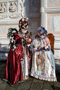 La parade des costumés du carnaval de Venise 2026 devant l'église de San Zaccaria.
