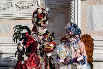 La parade des costumés du carnaval de Venise 2026 devant l'église de San Zaccaria.