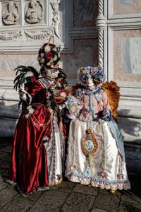 La parade des costumés du carnaval de Venise 2026 devant l'église de San Zaccaria.