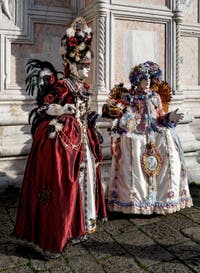La parade des costumés du carnaval de Venise 2026 devant l'église de San Zaccaria.