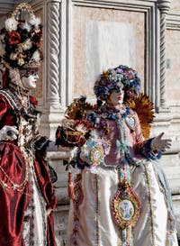 La parade des costumés du carnaval de Venise 2026 devant l'église de San Zaccaria.