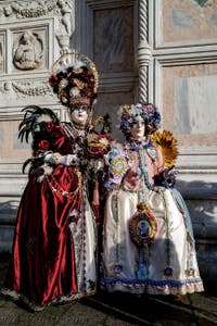 La parade des costumés du carnaval de Venise 2026 devant l'église de San Zaccaria.