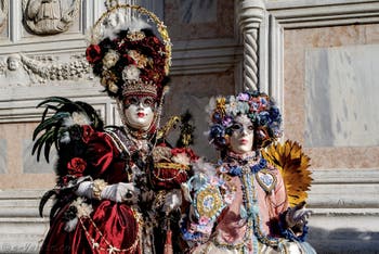 La parade des costumés du carnaval de Venise 2026 devant l'église de San Zaccaria.