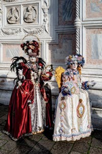 La parade des costumés du carnaval de Venise 2026 devant l'église de San Zaccaria.