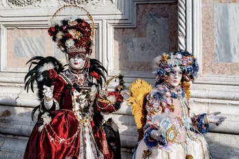 La parade des costumés du carnaval de Venise 2026 devant l'église de San Zaccaria.