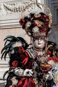 La parade des costumés du carnaval de Venise 2026 devant l'église de San Zaccaria.