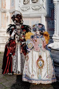 La parade des costumés du carnaval de Venise 2026 devant l'église de San Zaccaria.