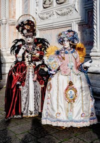La parade des costumés du carnaval de Venise 2026 devant l'église de San Zaccaria.