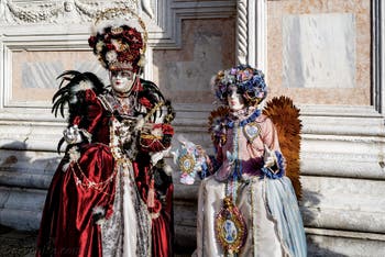 La parade des costumés du carnaval de Venise 2026 devant l'église de San Zaccaria.