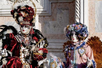 La parade des costumés du carnaval de Venise 2026 devant l'église de San Zaccaria.