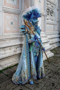 La parade des costumés du carnaval de Venise 2026 devant l'église de San Zaccaria.