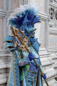 La parade des costumés du carnaval de Venise 2026 devant l'église de San Zaccaria.